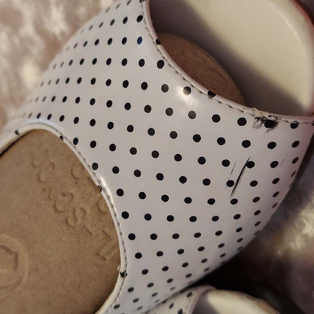 Shoes - Picture 5 of 6